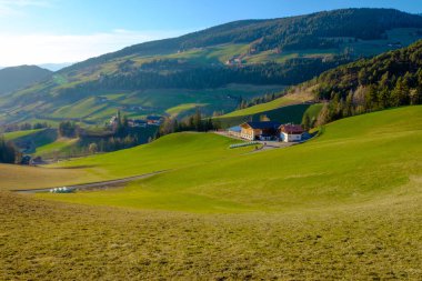 Güney Tirol yeşil vadisinde Dağ köyü sahne, İtalya, Avrupa