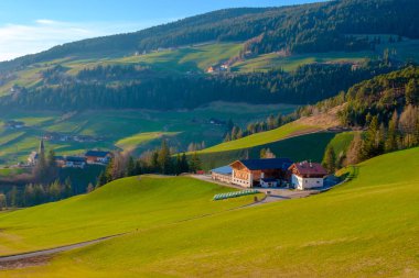 Güney Tirol yeşil vadisinde Dağ köyü sahne, İtalya, Avrupa