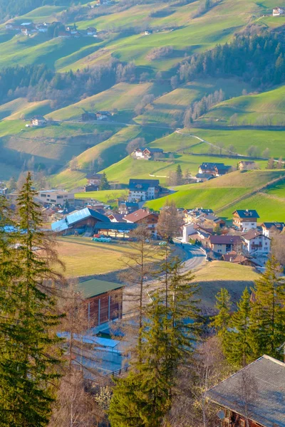 Górskie Krajobrazy Wsi Zielonej Dolinie Południowego Tyrolu Włochy Europa — Zdjęcie stockowe