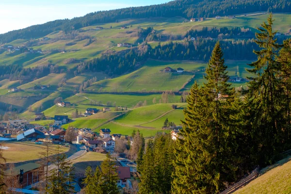 Paisaje Del Pueblo Montaña Verde Valle Del Tirol Del Sur — Foto de Stock