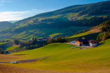 Güney Tirol yeşil vadisinde Dağ köyü sahne, İtalya, Avrupa