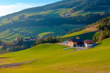 Güney Tirol yeşil vadisinde Dağ köyü sahne, İtalya, Avrupa