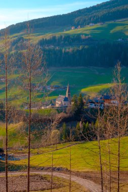Güney Tirol yeşil vadisinde Dağ köyü sahne, İtalya, Avrupa