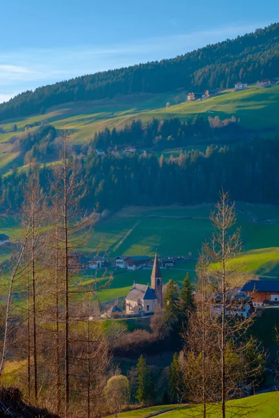 Güney Tirol Yeşil Vadisinde Dağ Köyü Sahne Talya Avrupa — Stok fotoğraf