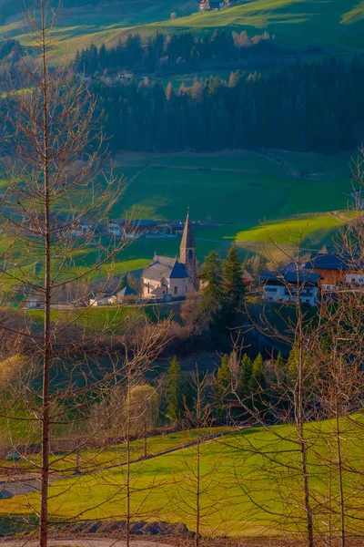Scenérie Horského Městečka Zeleném Údolí Jižní Tyrolsko Itálie Evropa — Stock fotografie