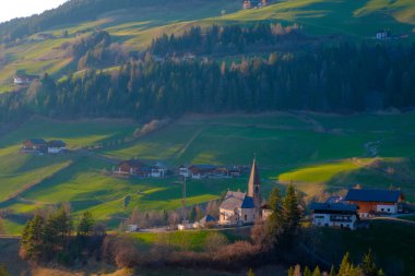 Güney Tirol yeşil vadisinde Dağ köyü sahne, İtalya, Avrupa