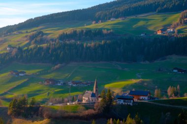 Güney Tirol yeşil vadisinde Dağ köyü sahne, İtalya, Avrupa