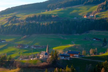 Güney Tirol yeşil vadisinde Dağ köyü sahne, İtalya, Avrupa