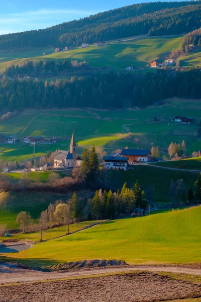 Górskie Krajobrazy Wsi Zielonej Dolinie Południowego Tyrolu Włochy Europa — Zdjęcie stockowe