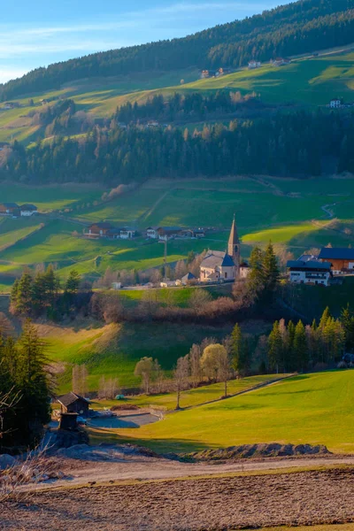 Paisaje Del Pueblo Montaña Verde Valle Del Tirol Del Sur —  Fotos de Stock