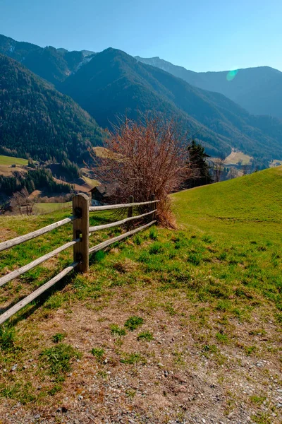 Güney Tirol yeşil vadisinde Dağ köyü sahne, İtalya, Avrupa