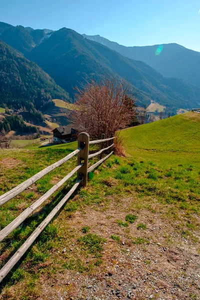 Güney Tirol yeşil vadisinde Dağ köyü sahne, İtalya, Avrupa