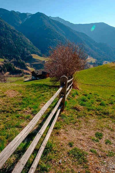Güney Tirol yeşil vadisinde Dağ köyü sahne, İtalya, Avrupa