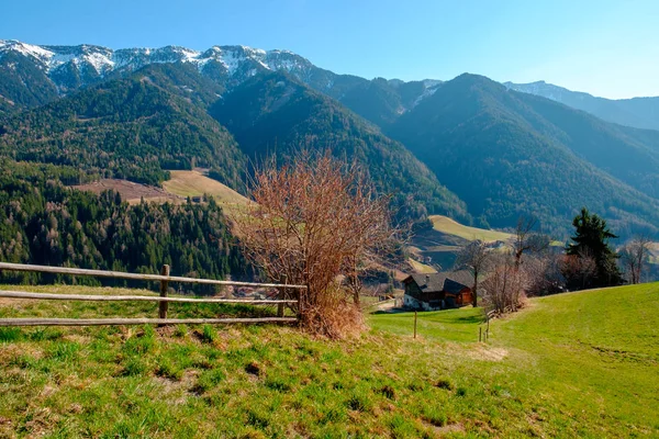Güney Tirol yeşil vadisinde Dağ köyü sahne, İtalya, Avrupa