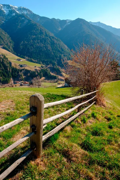 Güney Tirol yeşil vadisinde Dağ köyü sahne, İtalya, Avrupa