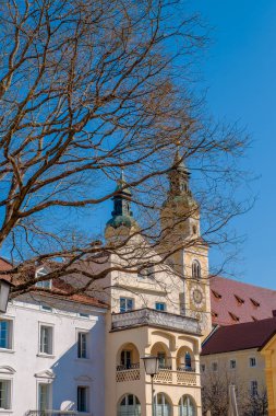 Brixen kasabasında sokakta eski manastır binasının manzarası, Güney Tirol, İtalya, Avrupa