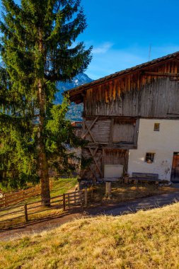 Dolomites doğal dağlarda geleneksel dağ köyü kulübe, İtalya