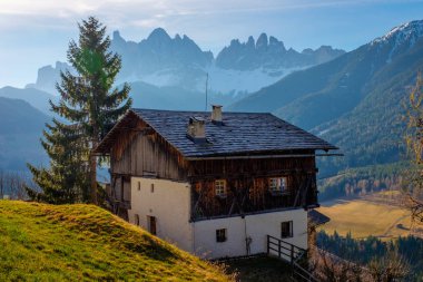 Dolomites doğal dağlarda geleneksel dağ köyü kulübe, İtalya