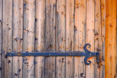 Dolomites dağlarında geleneksel dağ köyü kulübeayrıntılı görünümü, İtalya