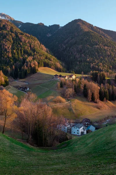 Villa Montaña Con Casas Tradicionales Bosques Las Laderas Verdes Dolomitas —  Fotos de Stock