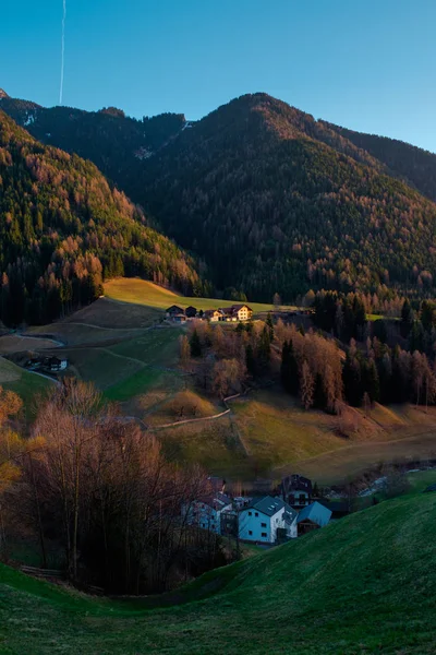 Osada Górska Tradycyjnymi Domami Lasami Zielonych Stokach Dolomitów Włochy — Zdjęcie stockowe