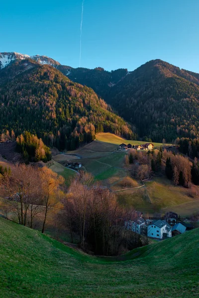 Osada Górska Tradycyjnymi Domami Lasami Zielonych Stokach Dolomitów Włochy — Zdjęcie stockowe