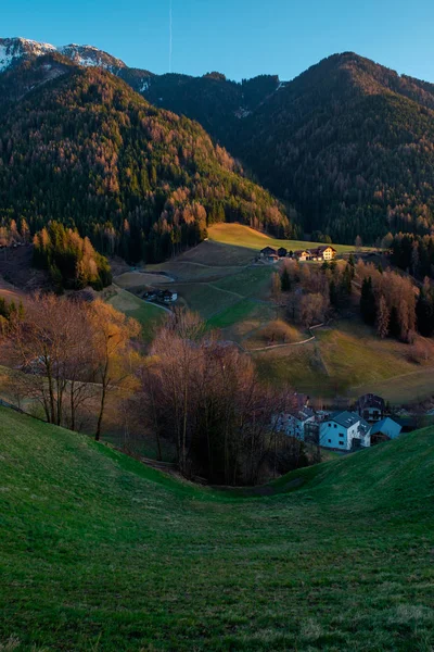 Villa Montaña Con Casas Tradicionales Bosques Las Laderas Verdes Dolomitas —  Fotos de Stock
