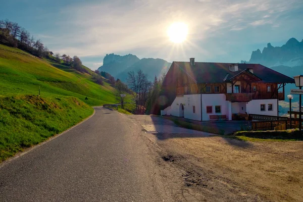 Borgo Montagna Con Casa Tradizionale Sulle Pendici Verdi Delle Dolomiti — Foto Stock