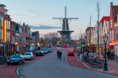 4 Nisan 2018 'de Leiden' da su yolları ve tipik Hollanda mimarisi. Hollanda 'daki Leiden şehir merkezindeki tarihi bina