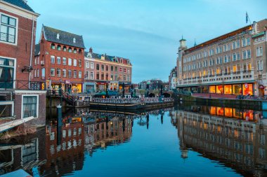 4 Nisan 2018 'de Leiden' da su yolları ve tipik Hollanda mimarisi. Hollanda 'daki Leiden şehir merkezindeki tarihi bina