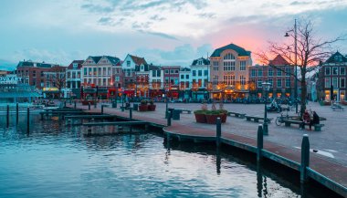 4 Nisan 2018 'de Leiden' da su yolları ve tipik Hollanda mimarisi. Hollanda 'daki Leiden şehir merkezindeki tarihi bina