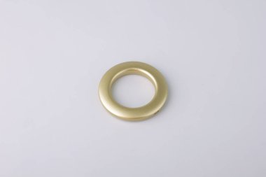 Gri arka planda korniş sabitleme için perde grommet halka