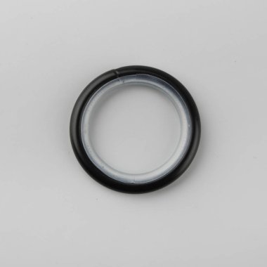 Gri arka plan üzerinde korniş kutup için perde metal halka