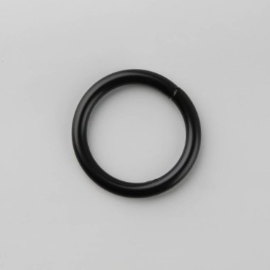 Gri arka plan üzerinde korniş kutup için perde metal halka