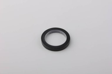 Gri arka plan üzerinde korniş kutup için perde metal halka