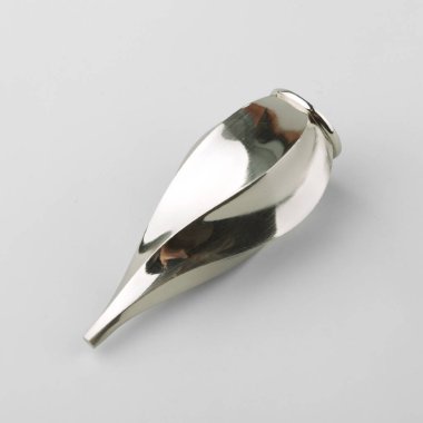 Gri arka plan üzerinde perde direği için swirled modern metal fiş