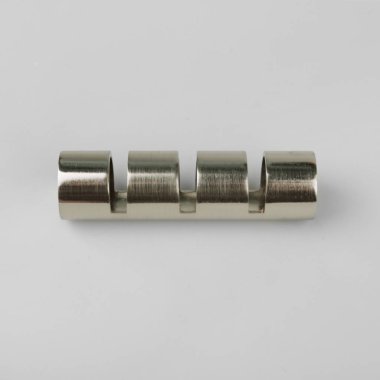 Gri arka plan üzerinde perde direği için modern silindirik metal son