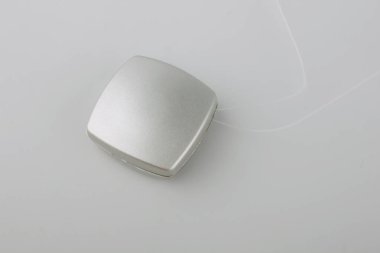 Gri arka plan üzerinde perde için metal toka dekorasyon