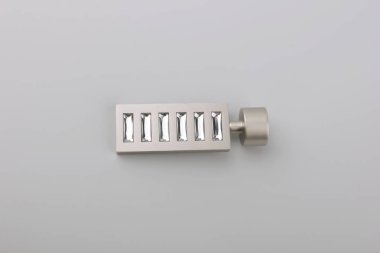 Gri arka plan üzerinde perde önek için kristaller fiş ile modern metal