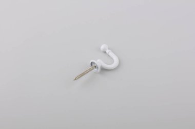 Gri arka plan üzerinde perde için metal hold-back kanca.