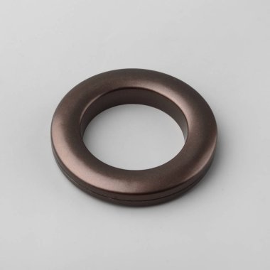 Gri arka planda korniş sabitleme için dairesel perde grommet halka