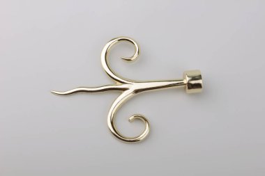 Gri arka plan üzerinde perde korniş için modern mızrak finial