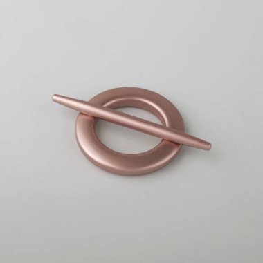 Gri arka planda korniş sabitleme için dairesel perde grommet halka