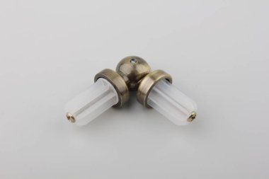 Gri arka plan üzerinde korniş için modern bağlantı elemanı