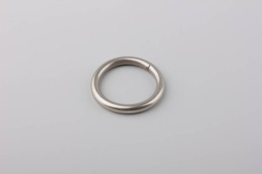 Gri arka plan üzerinde korniş kutup için perde metal halka