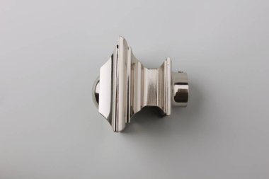 Gri arka plan üzerinde perde korniş için modern metal finial