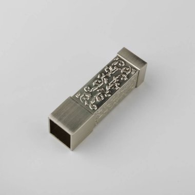 Gri arka planda perde saçak için şekilli metal bitiş