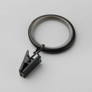 Gri arka plan üzerinde korniş kutup için askı ile Perde metal halka