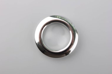 Gri arka planda korniş sabitleme için dairesel perde grommet halka