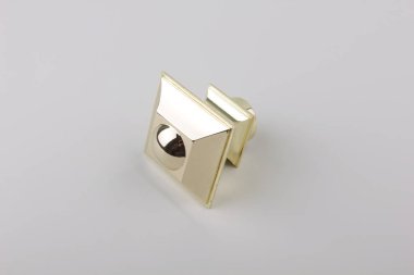 Gri arka planda perde saçak için modern metal bitiş